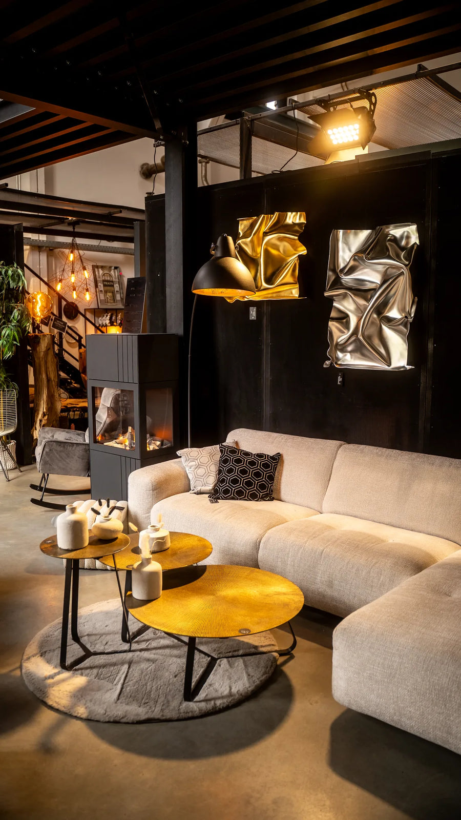 Helles Ecksofa mit goldenen Beistelltischen und Kunst an dunkler Wand, moderne Wohnzimmereinrichtung von MÖBELLOFT, Essen