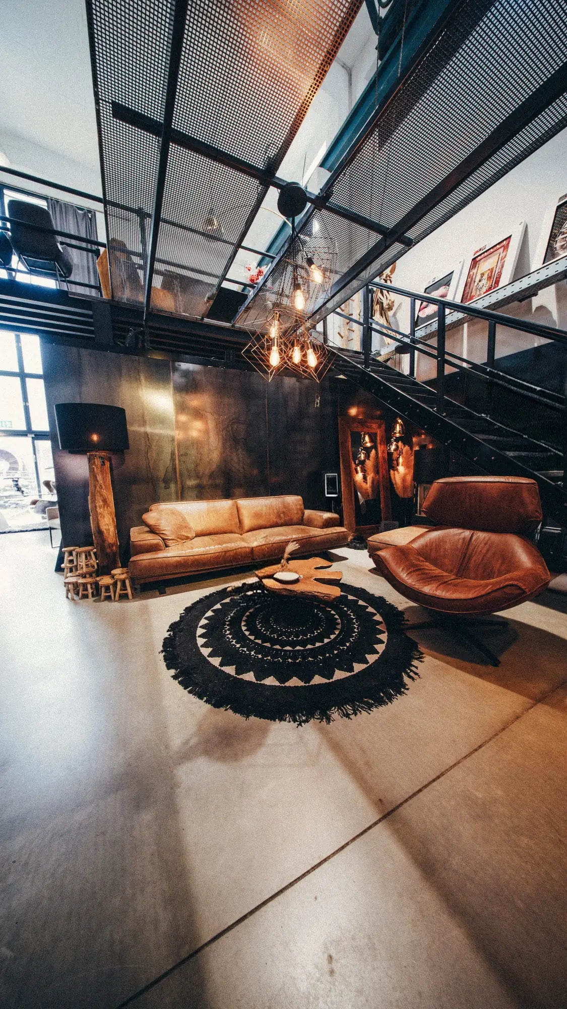 Hochwertiges Ledersofa und Sessel in Cognac im Einrichtungshaus MÖBELLOFT, Industriehalle auf Zeche Zollverein in Essen