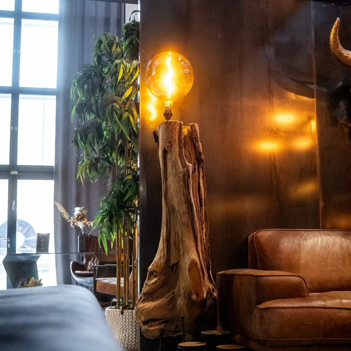 Stehlampe aus Baumstamm mit großer Glühbirne neben Ledersessel, Sonderanfertigung vom Inneneinrichter MÖBELLOFT in Essen