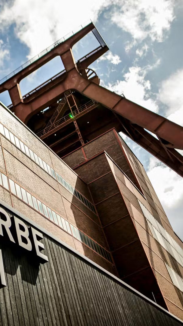 Förderturm der Zeche Zollverein mit Welterbe-Schriftzug, UNESCO-Welterbe in Essen, Adresse von MÖBELLOFT