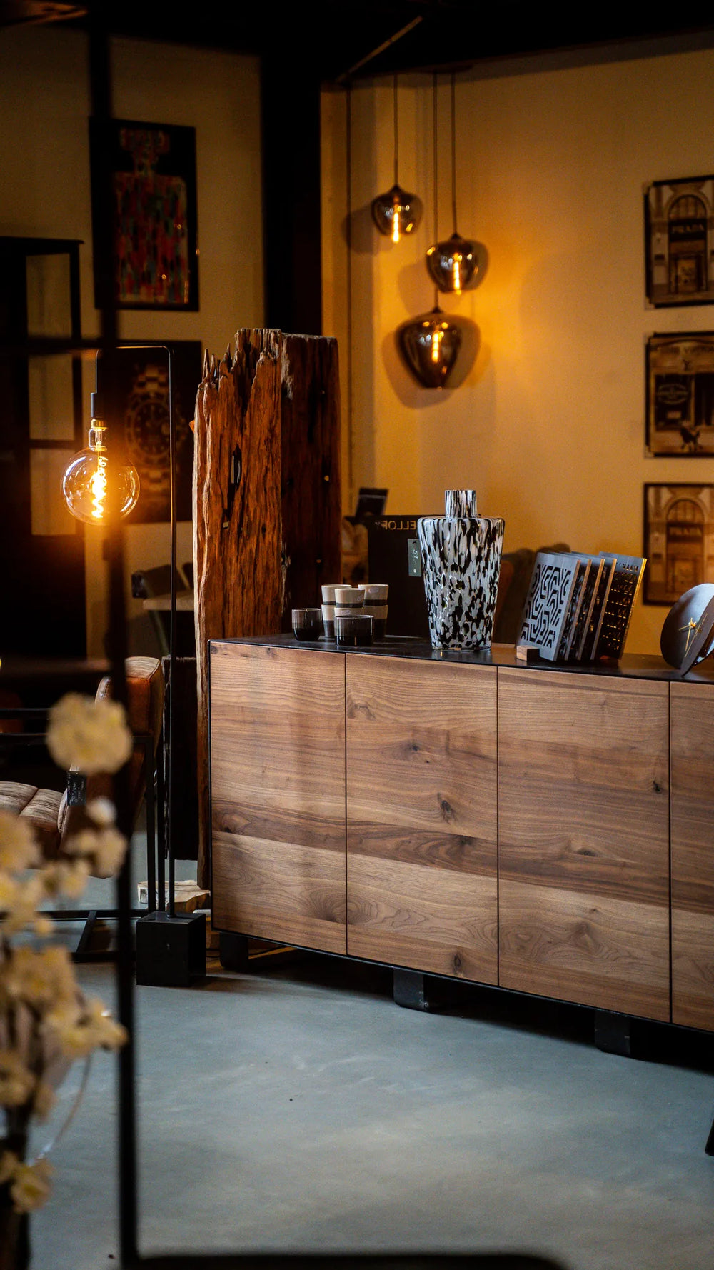 Sideboard aus Holz mit dunkler Platte, Möbel nach Maß für Wohnzimmer und Büro von der Möbelmanufaktur MÖBELLOFT, Essen