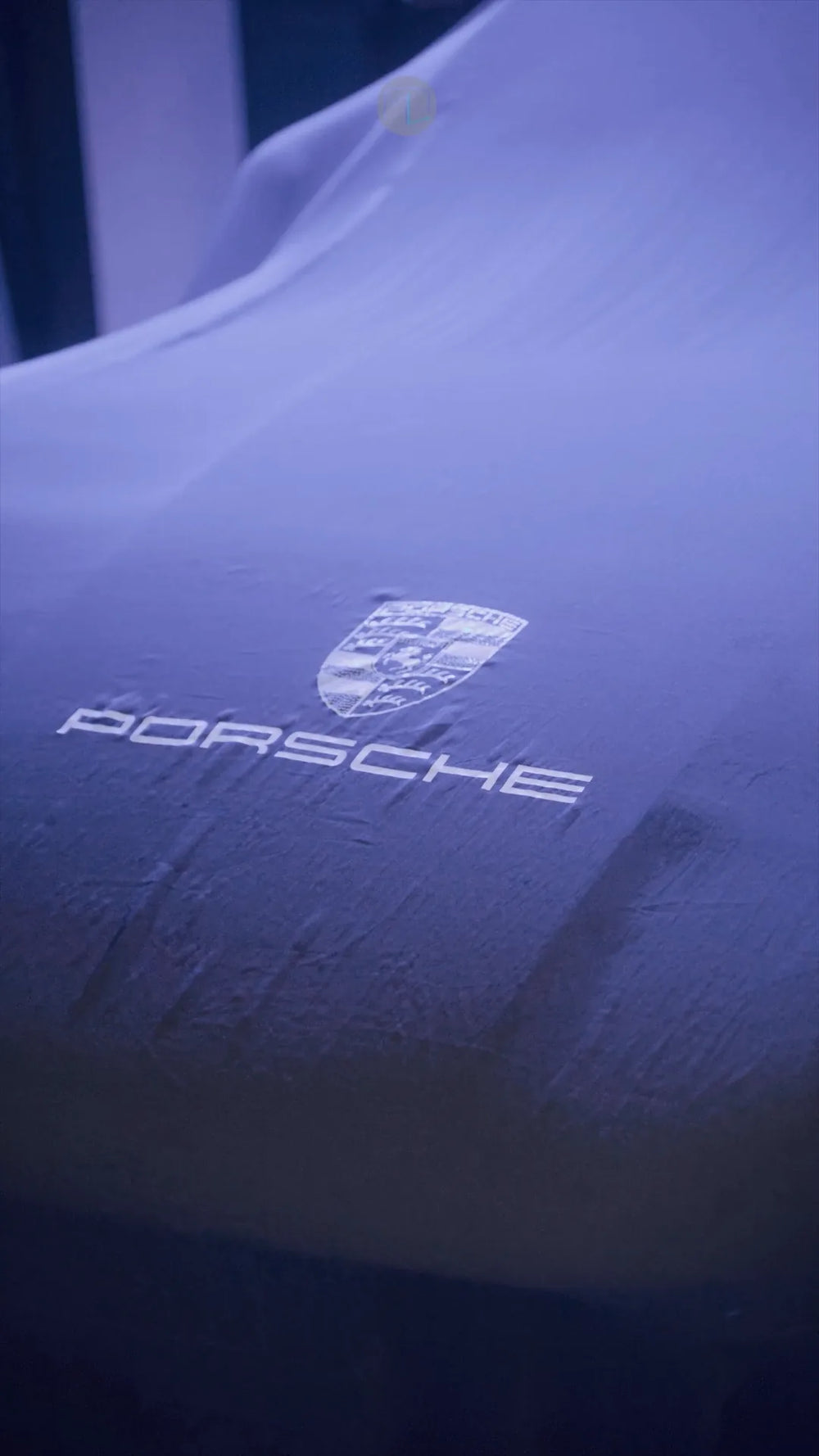 Porsche-Schriftzug auf Stoff bei einer Fahrzeugpräsentation im Möbelhaus MÖBELLOFT, Firmenevent auf Zollverein in Essen