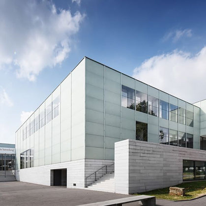 Museum Folkwang in Essen mit heller, moderner Fassade, Kulturziel in der Nähe von Zollverein im Ruhrgebiet