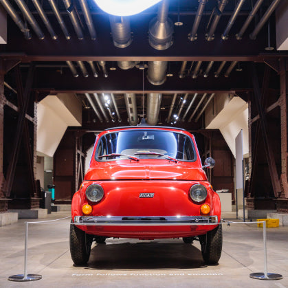 Roter Fiat 500 im Red Dot Design Museum auf Zeche Zollverein in Essen, Designstandort im Ruhrgebiet