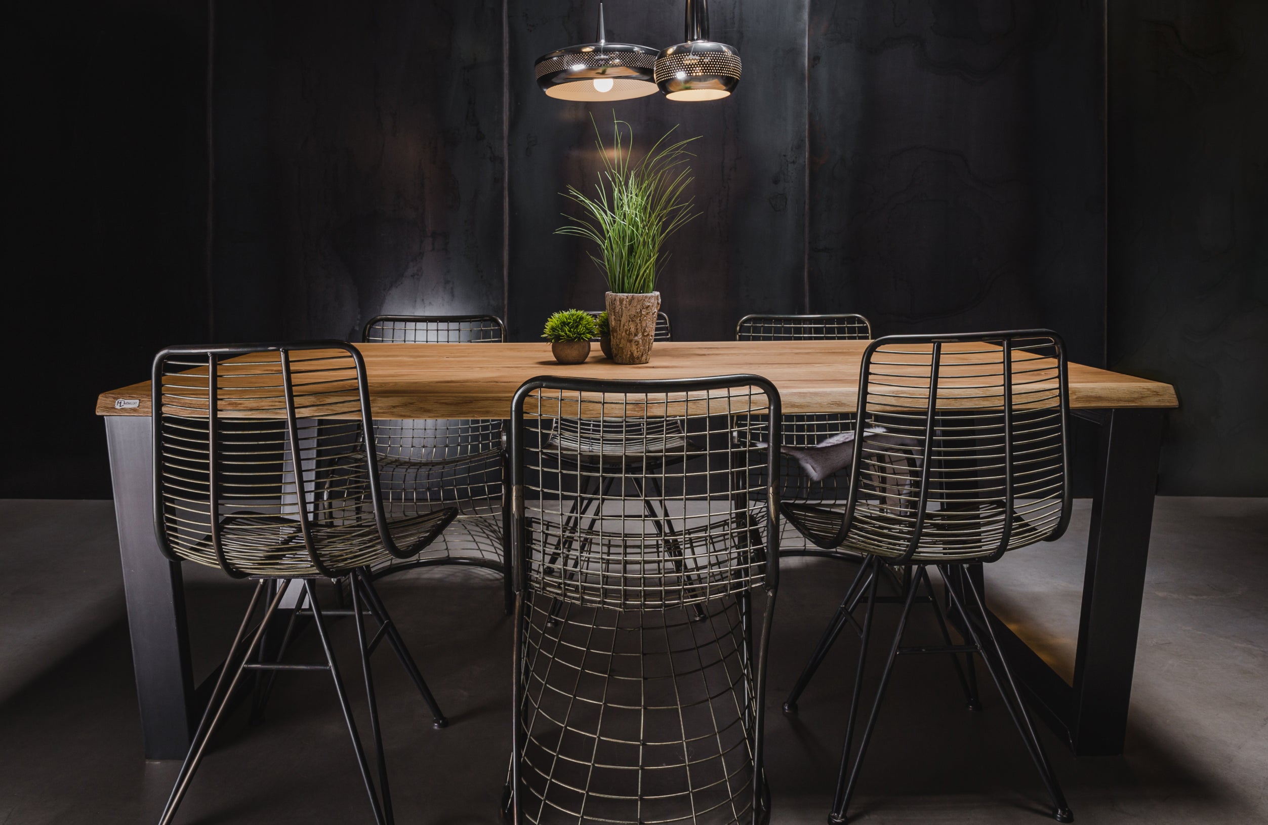 wildeiche esstisch mit stahlgestell seitenansicht loft-setting massive platte und moderne metallbeine