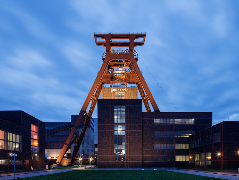 Förderturm der Zeche Zollverein im Abendlicht, UNESCO-Welterbe, Designstandort und Adresse von MÖBELLOFT in Essen