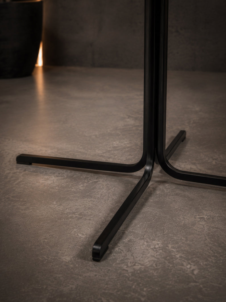 Detailaufnahme vom Stuhl Falke mit schwarzem Stahlgestell in matt Schwarz und modernem Design