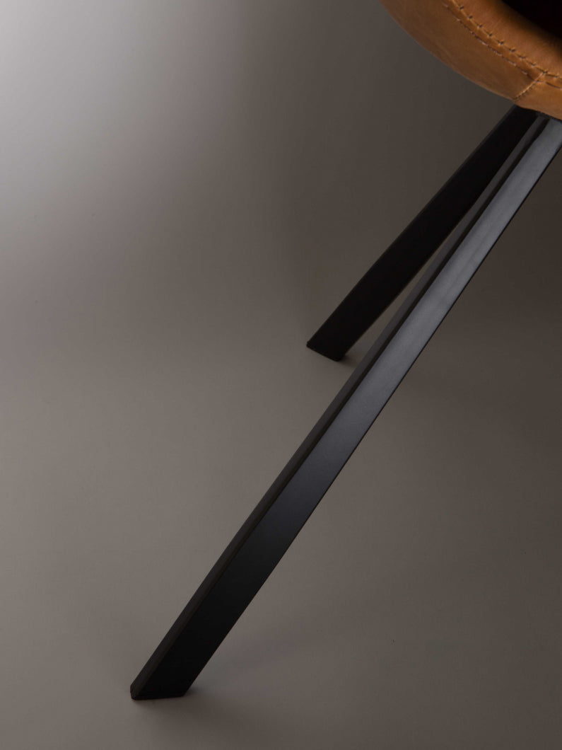Nahaufnahme vom Design Stuhl Hengst mit schwarzem Stahlgestell und hochwertiger Verarbeitung im modernen Vintage Design
