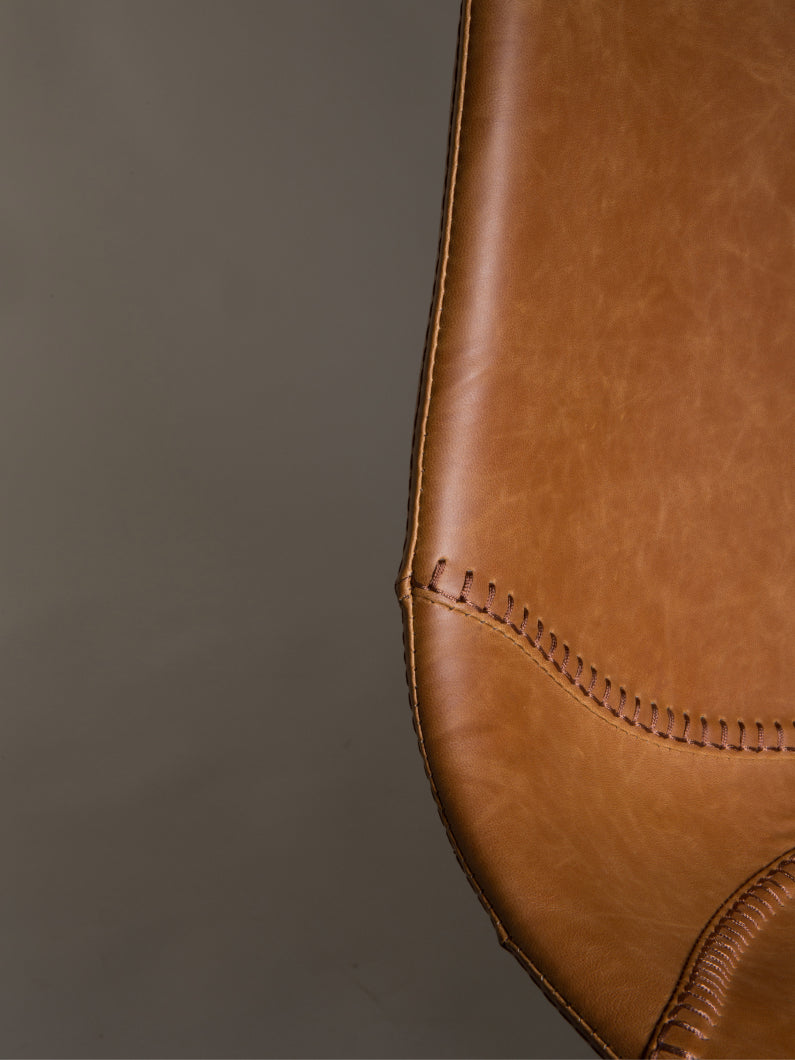 Detailaufnahme vom Design Stuhl Hengst in Dunkelbraun mit markanter Ziernaht und hochwertigem PU-Leder in Vintage Optik