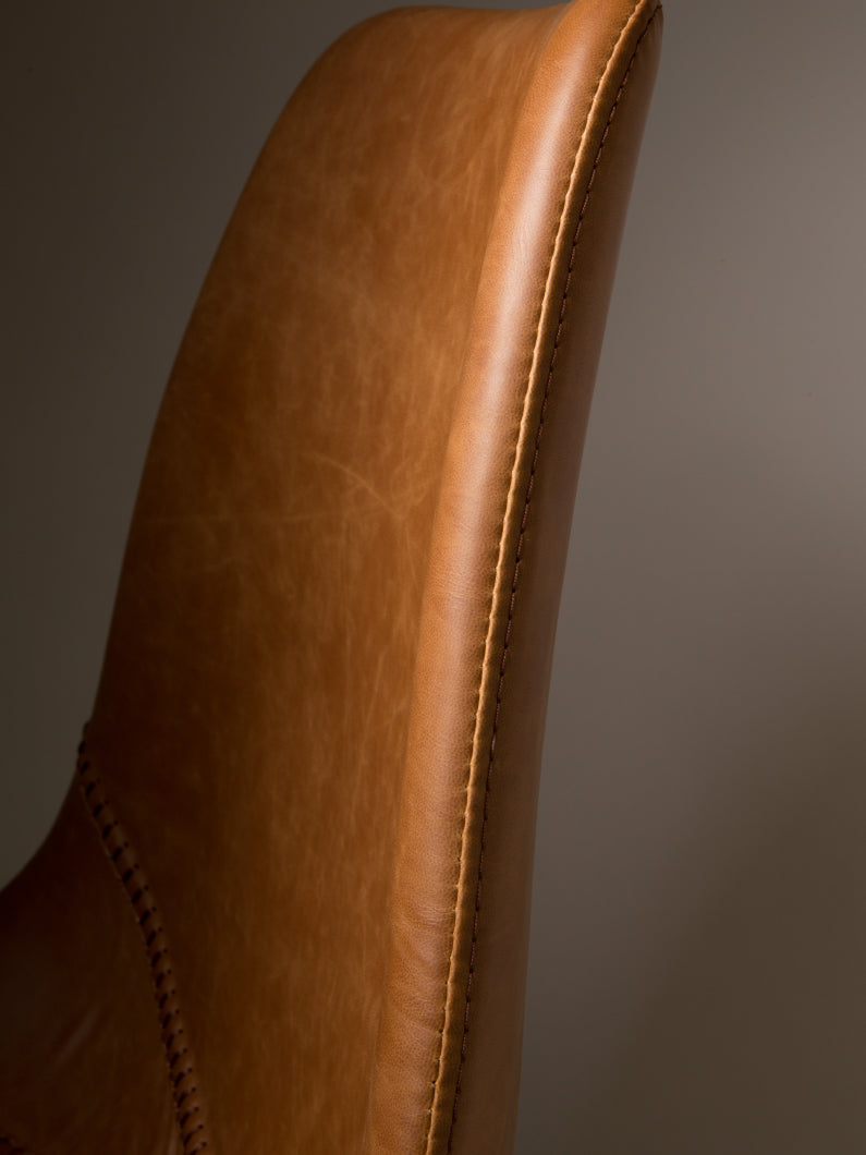 Detailbild vom Design Stuhl Hengst in Dunkelbraun mit Fokus auf Rückenlehne, Lederstruktur und feine Nahtführung