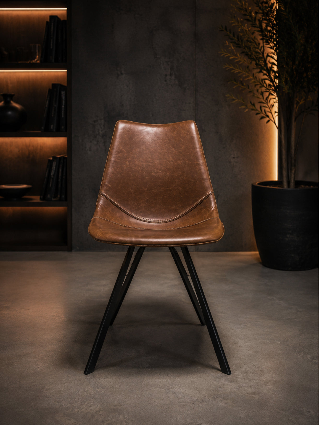 Design Stuhl Hengst in Frontalansicht mit dunkelbraunem PU-Leder und schwarzem Stahlgestell im modernen Vintage Stil
