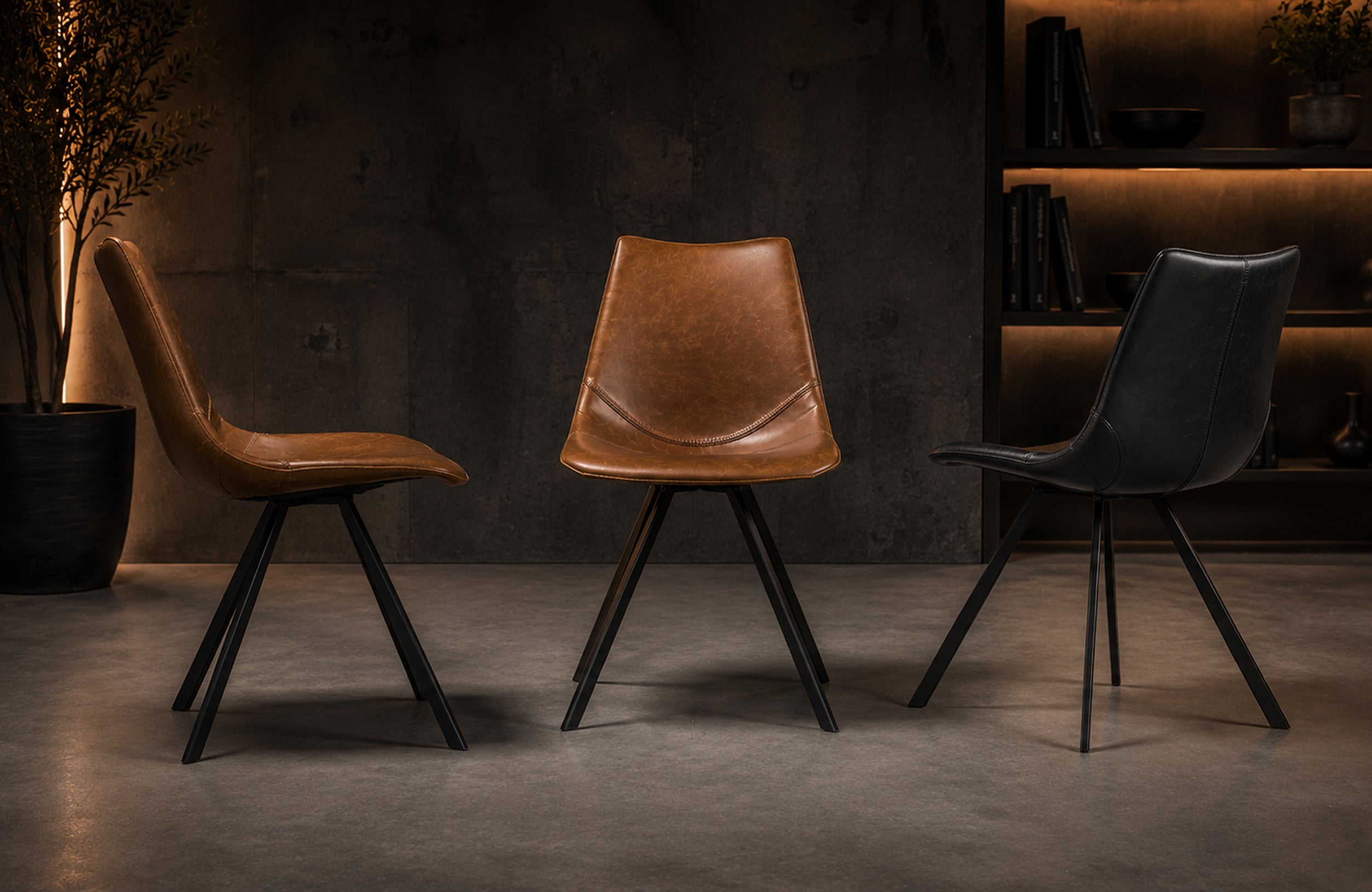 Design Stuhl Hengst als Variantenübersicht in Dunkelbraun, Cognac und Schwarz mit schwarzem Stahlgestell in stilvoller Atmosphäre
