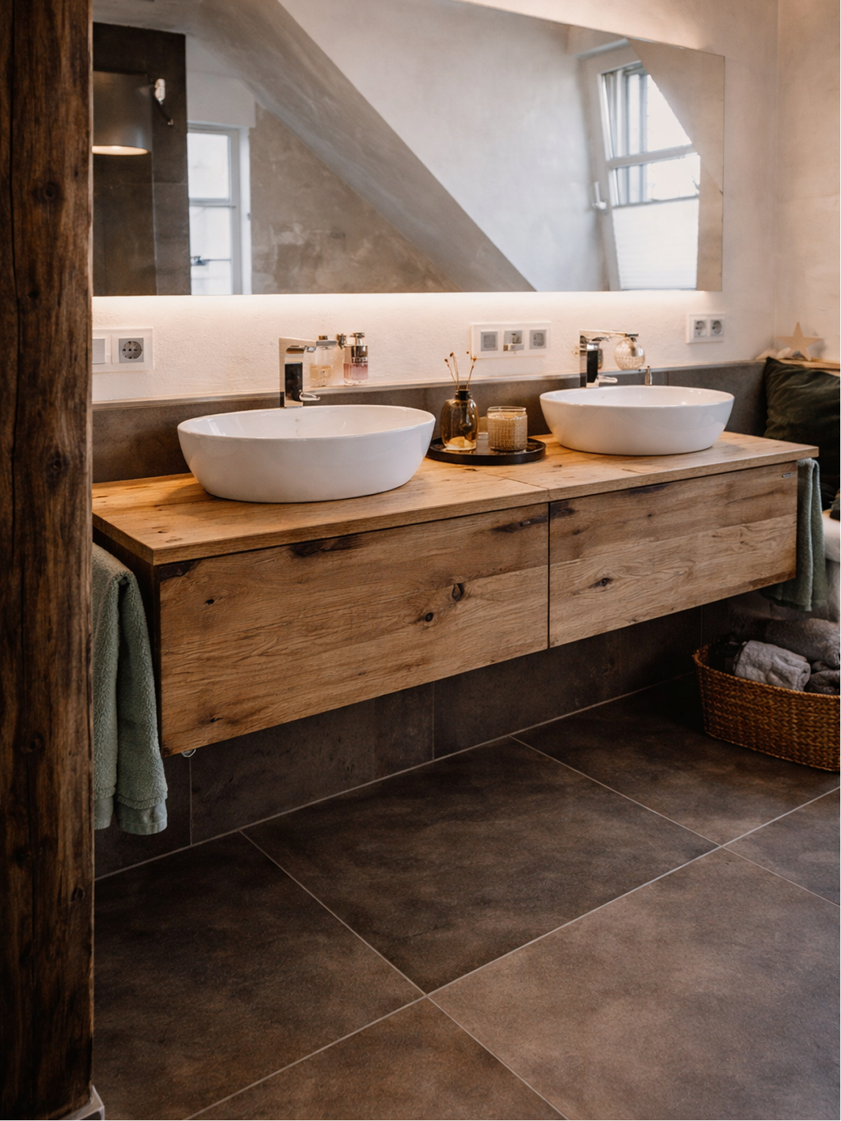 Altholz Waschtisch auf Maß mit Doppelwaschplatz in modernem Badezimmer