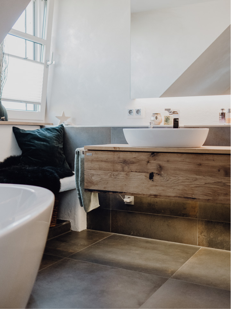 Altholz Waschtisch auf Maß in modernem Badezimmer mit originalem Altholz und Aufsatzwaschbecken