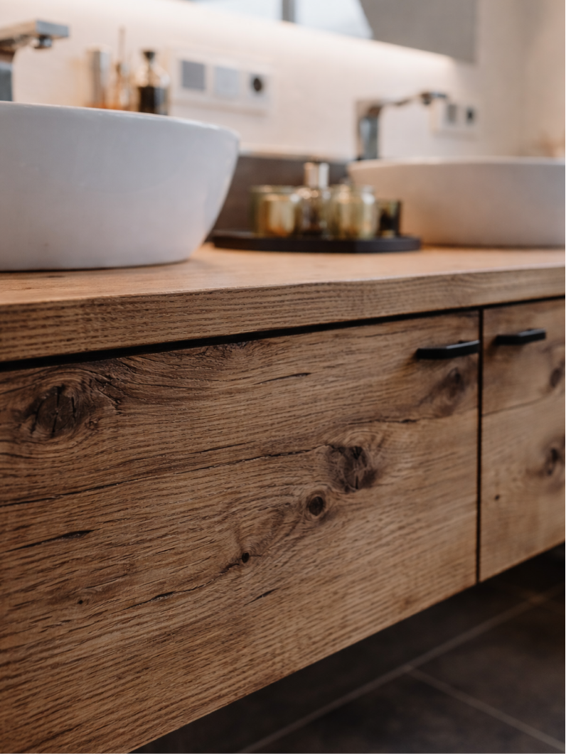 Detailaufnahme der Holzstruktur vom Altholz Waschtisch aus originalem charakterstarkem Altholz