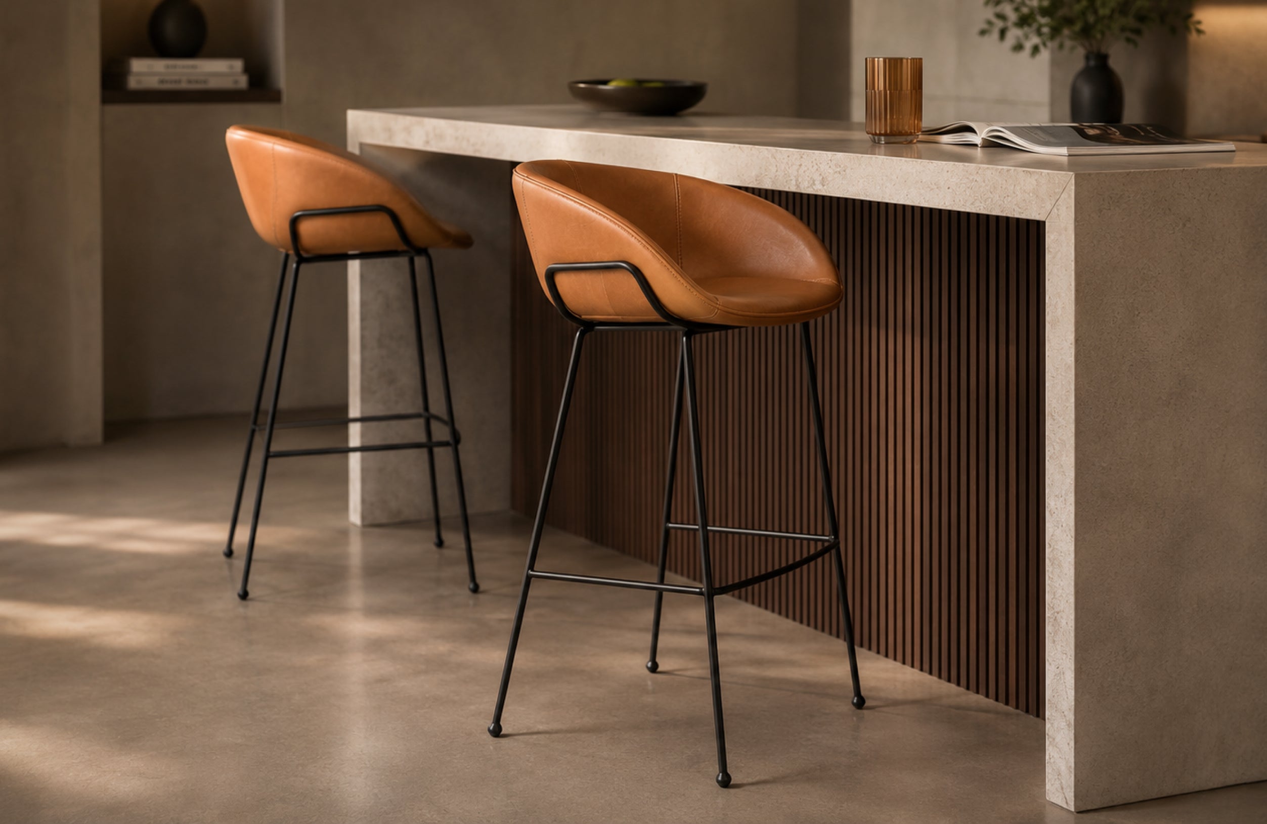 Barhocker Monkey in mehrfacher Ausführung an einer minimalistischen Hausbar mit warmer, moderner Atmosphäre
