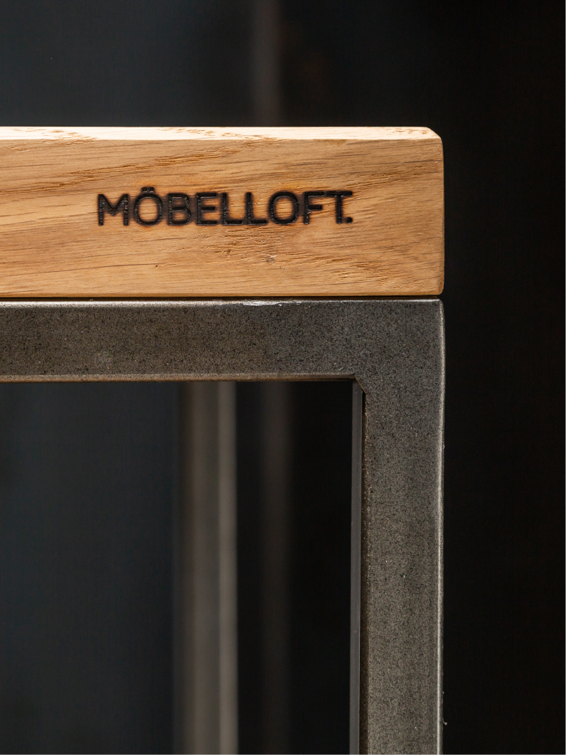 Detailaufnahme Möbelloft Beistelltisch „Klassiker“ – Logo in der Eichenholzplatte, Stahlrahmen im Industrial Design