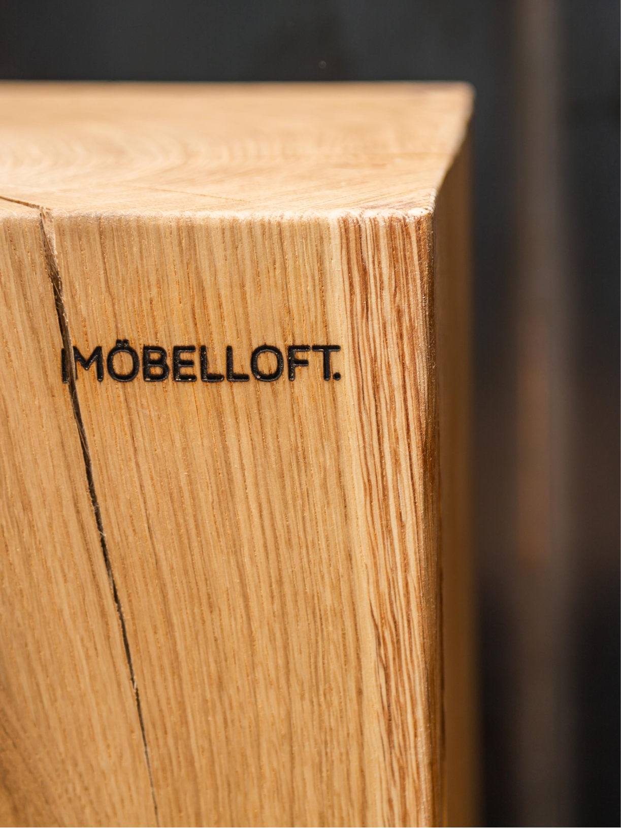 Detailbild des eingebrannten Möbelloft Logos auf dem BLOCK Beistelltisch aus massiver Eiche