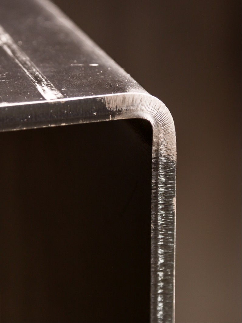 Detail vom Möbelloft Couchtisch Raupe aus Schwarzstahl – gebogene Kante und Materialstruktur im Close-up