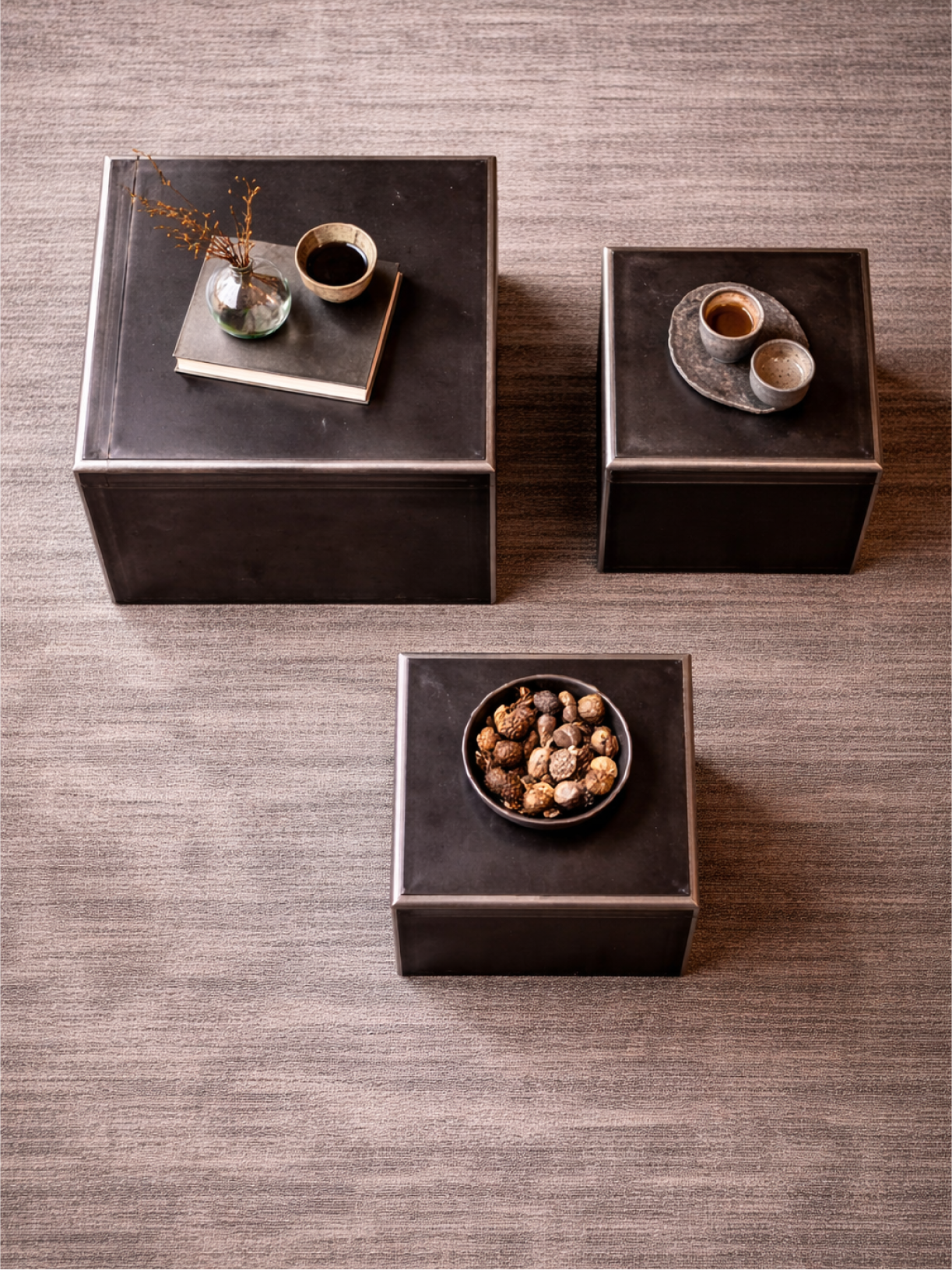 Möbelloft Couchtisch Raupe – drei Schwarzstahl-Couchtische als Set im Wohnzimmer, kubisches Industrial Design