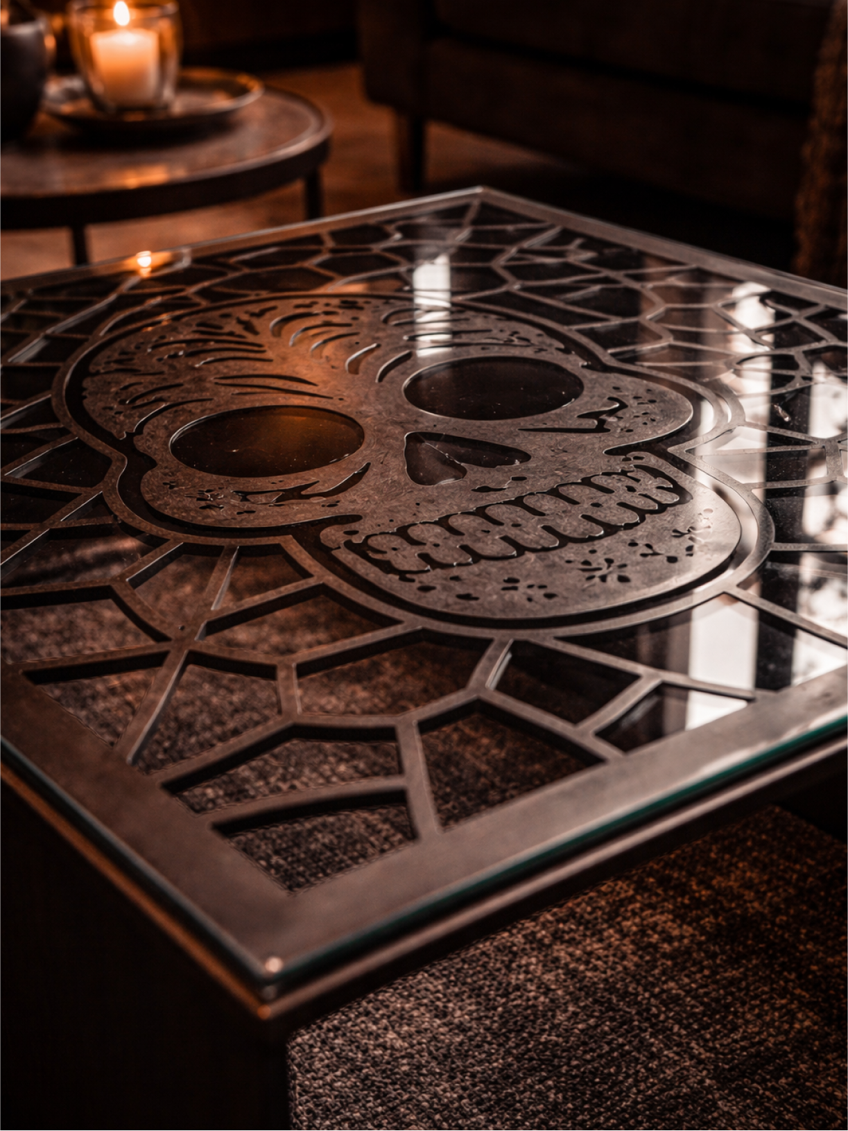 Detail des Totenkopf-Motivs unter Glas beim Möbelloft Couchtisch Skull, reflektierende Glasoberfläche im Loft