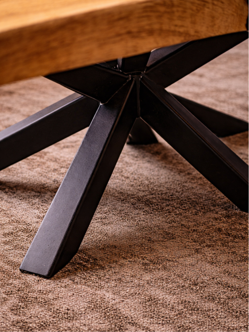 Frontalansicht Couchtisch Wildeiche Stern – Massivholzplatte mit Stern-Stahlgestell