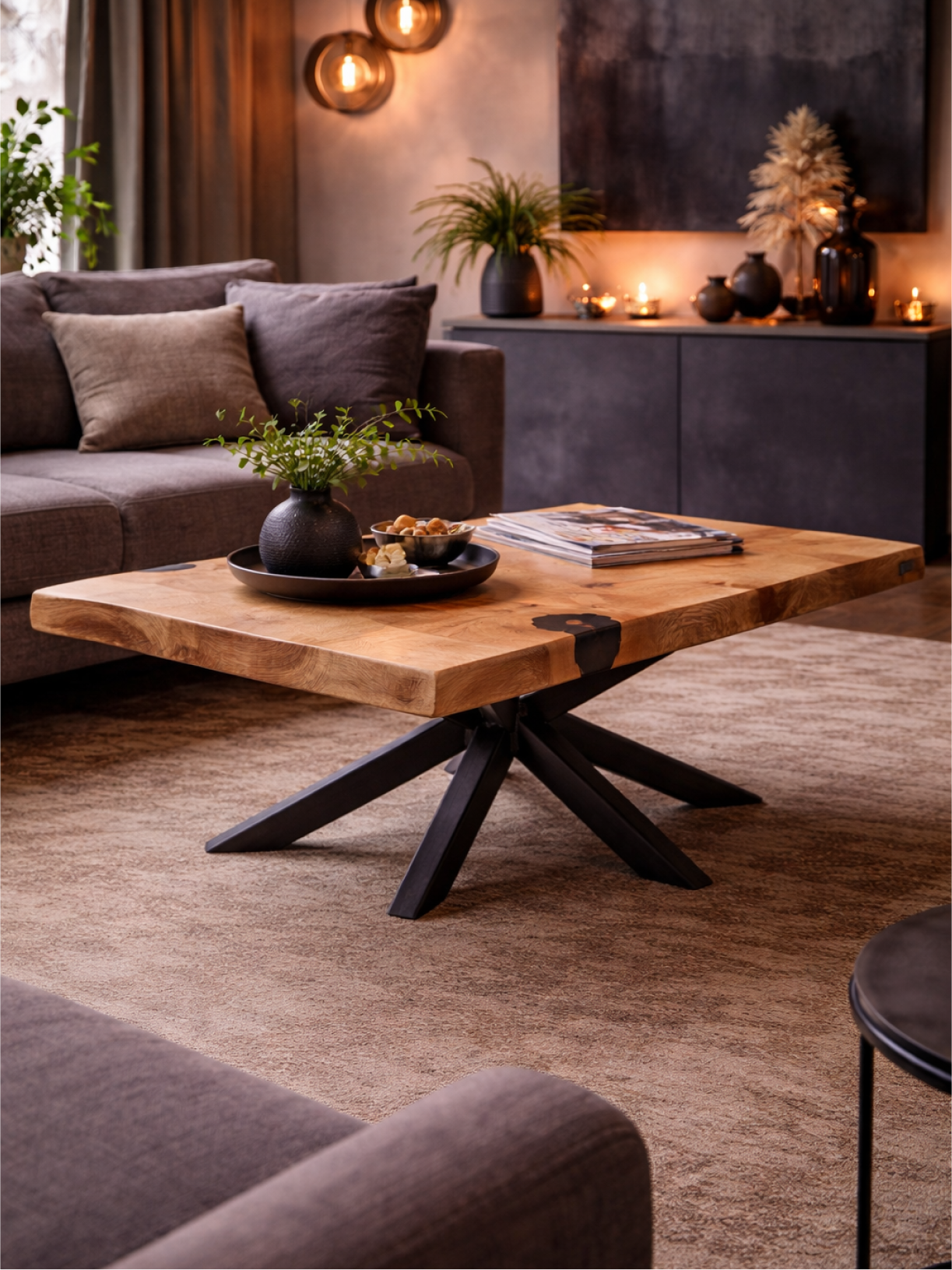 Couchtisch Wildeiche Stern im Wohnzimmer – Massivholzplatte mit Stern-Stahlgestell (Möbelloft)