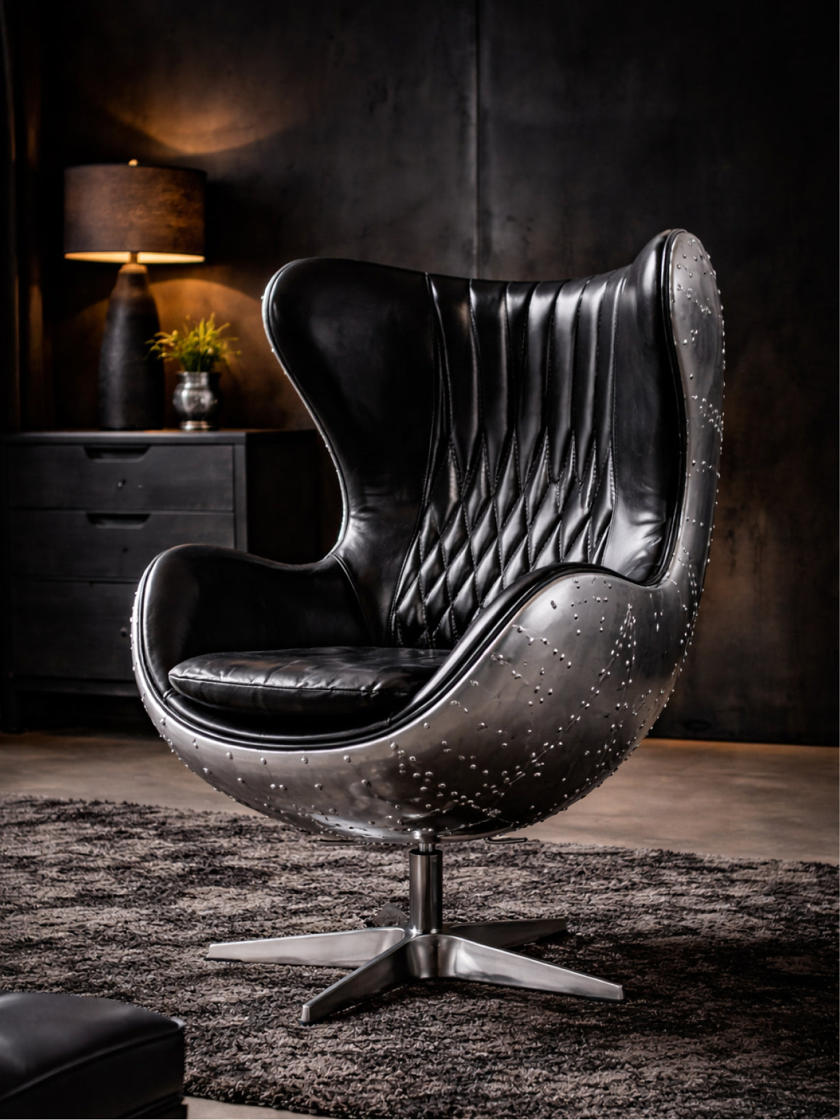 Möbelloft Hudson River Aviator Sessel mit schwarzem Echtleder und Aluminium-Schale – stilvoll inszeniert im modernen, dunklen Raum
