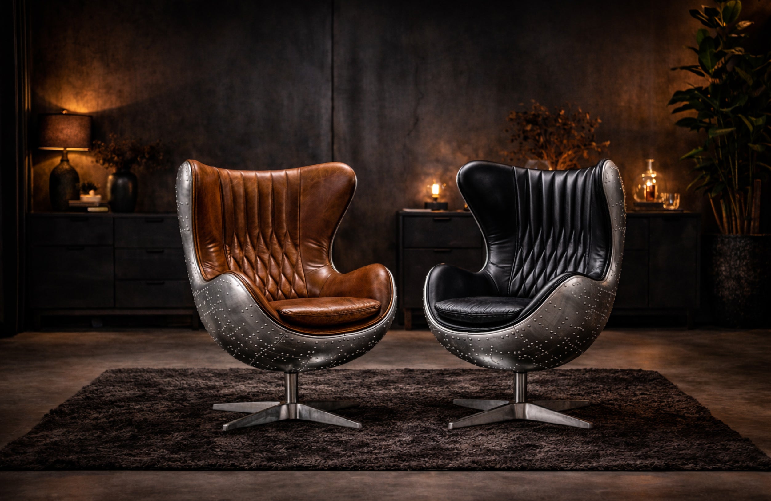 Möbelloft Hudson River Sessel Set – Aviator Design nebeneinander (cognac & schwarz), Aluminium genietet, atmosphärisches modernes Loft-Setting
