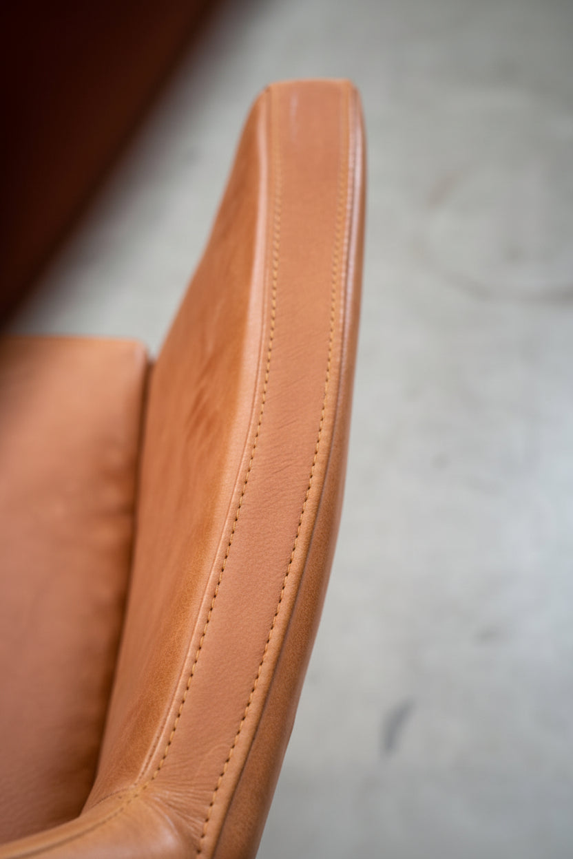 JAGUAR Sessel – Ledersessel Detail Seitenkante mit Naht, Leder in Rot