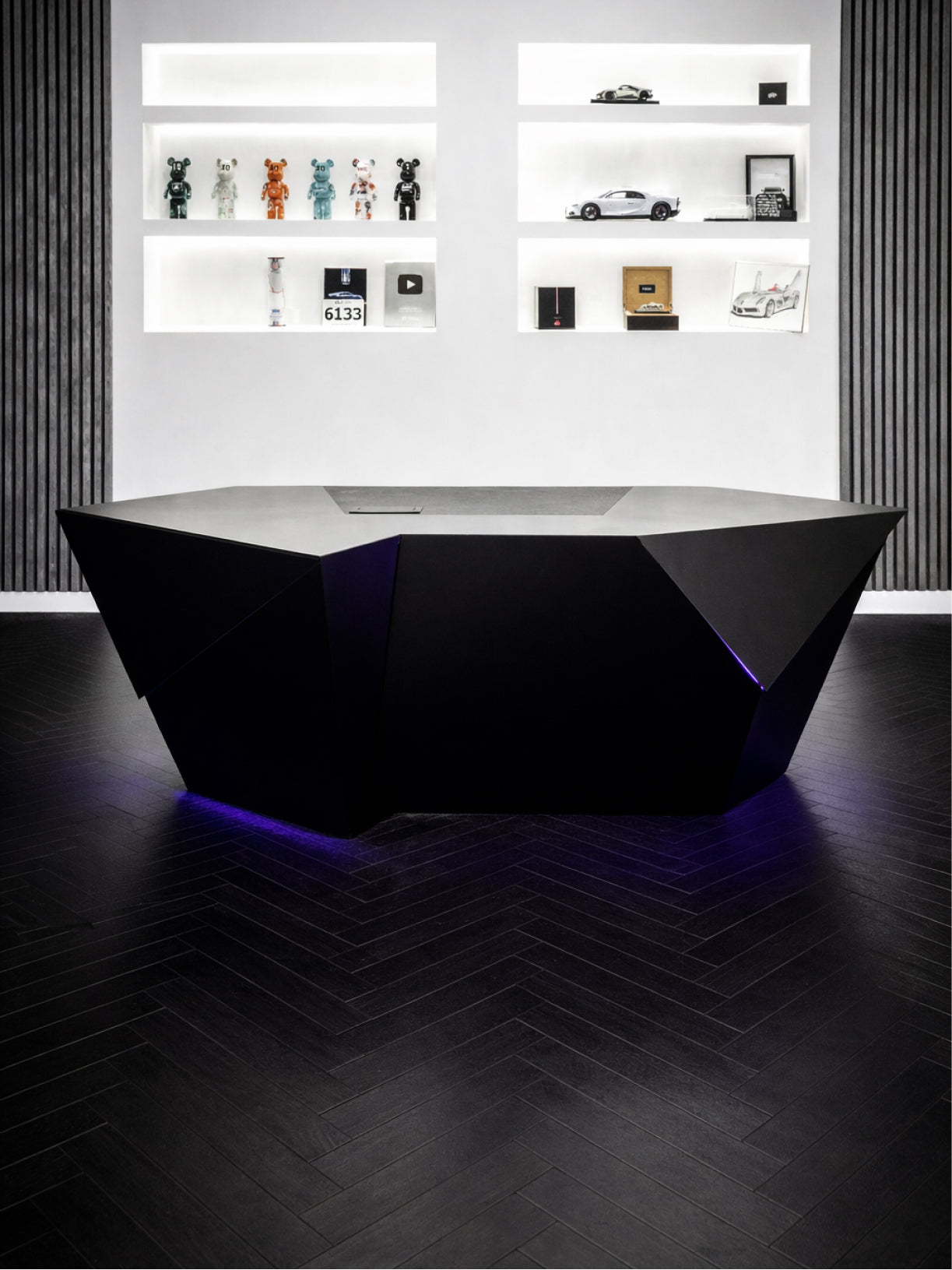 Luxus Schreibtisch Saphir von Möbelloft – frontale Ansicht im modernen Showroom
