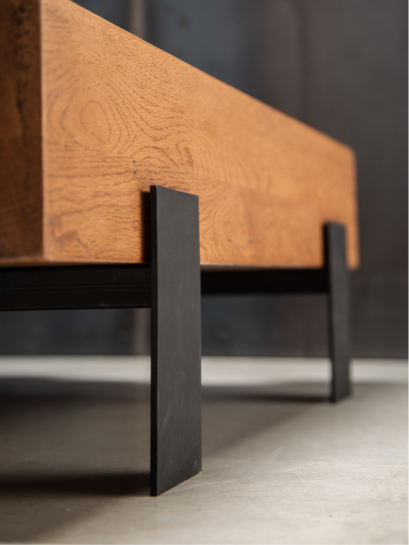 Couchtisch Oreo von Möbelloft – Stahlfuß/Untergestell als Detailaufnahme unter der Holzplatte