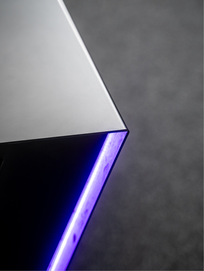 LED-Lichtkante am Schreibtisch Saphir – Detailaufnahme der beleuchteten Kante im Schwarzdesign