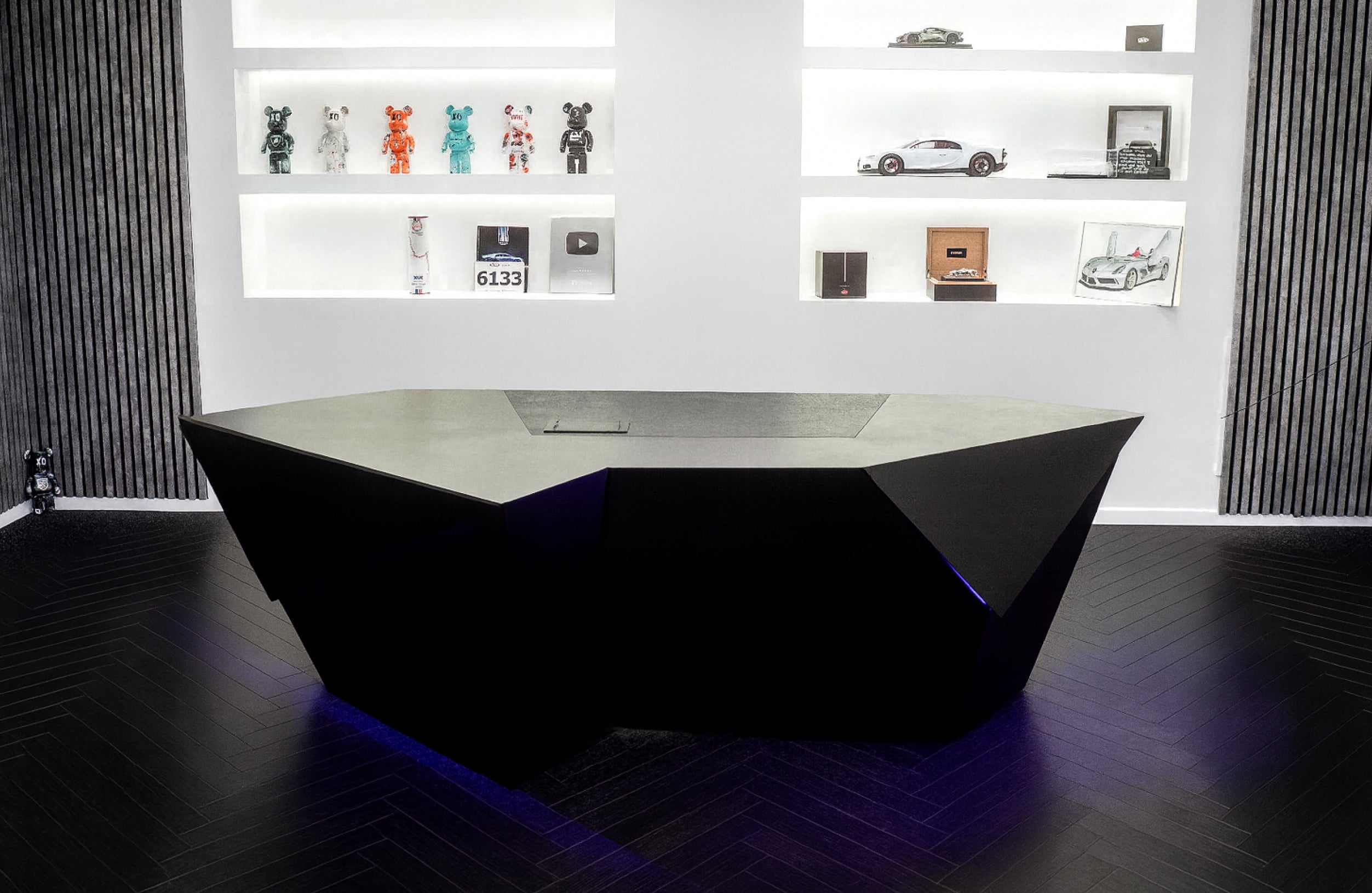 Schreibtisch Saphir von Möbelloft – Raumansicht im eleganten Showroom mit markanter Geometrie