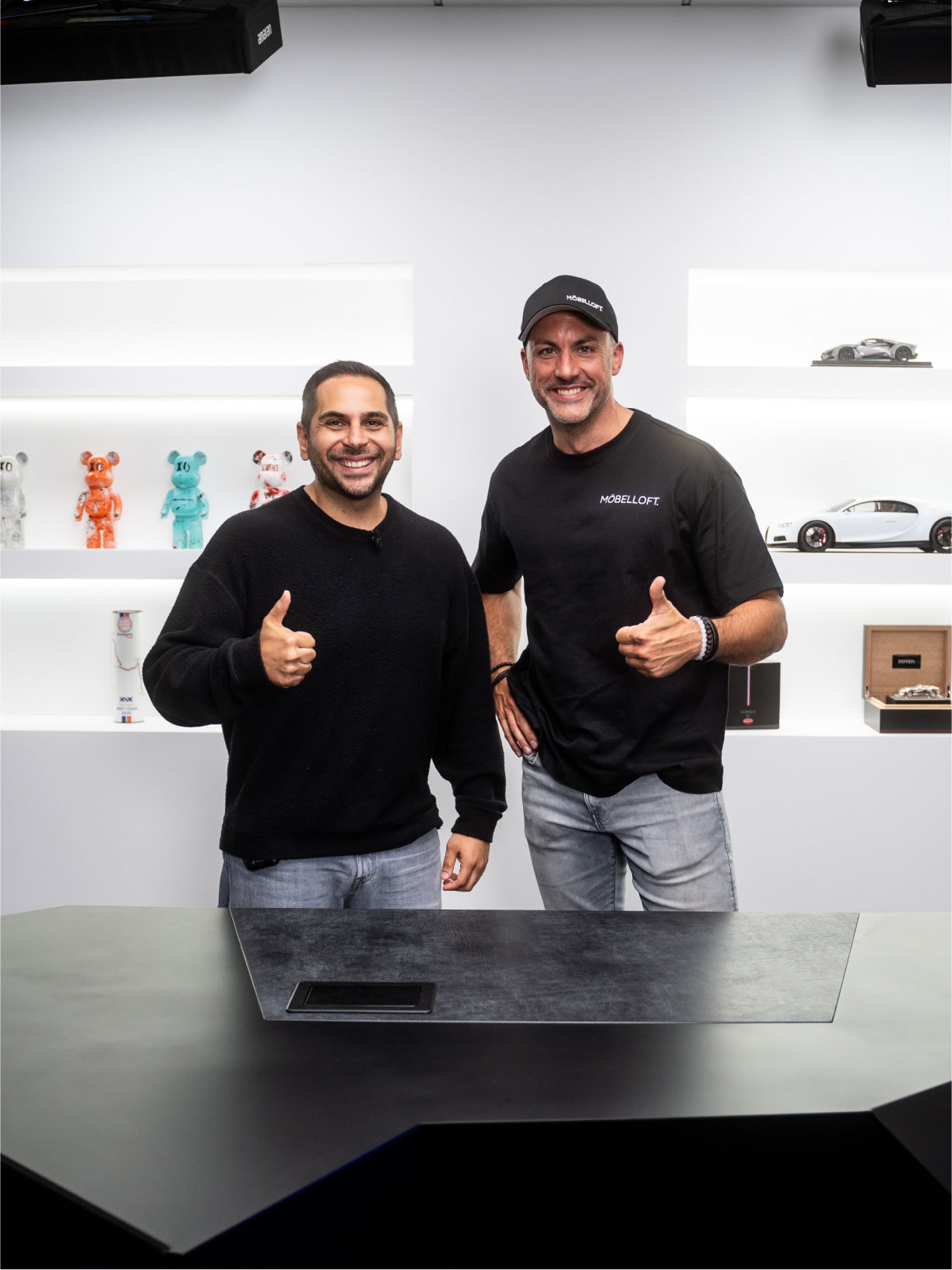 Schreibtisch Saphir im Möbelloft Showroom – Szene mit Personen, Design-Statement und großem Arbeitsplatz