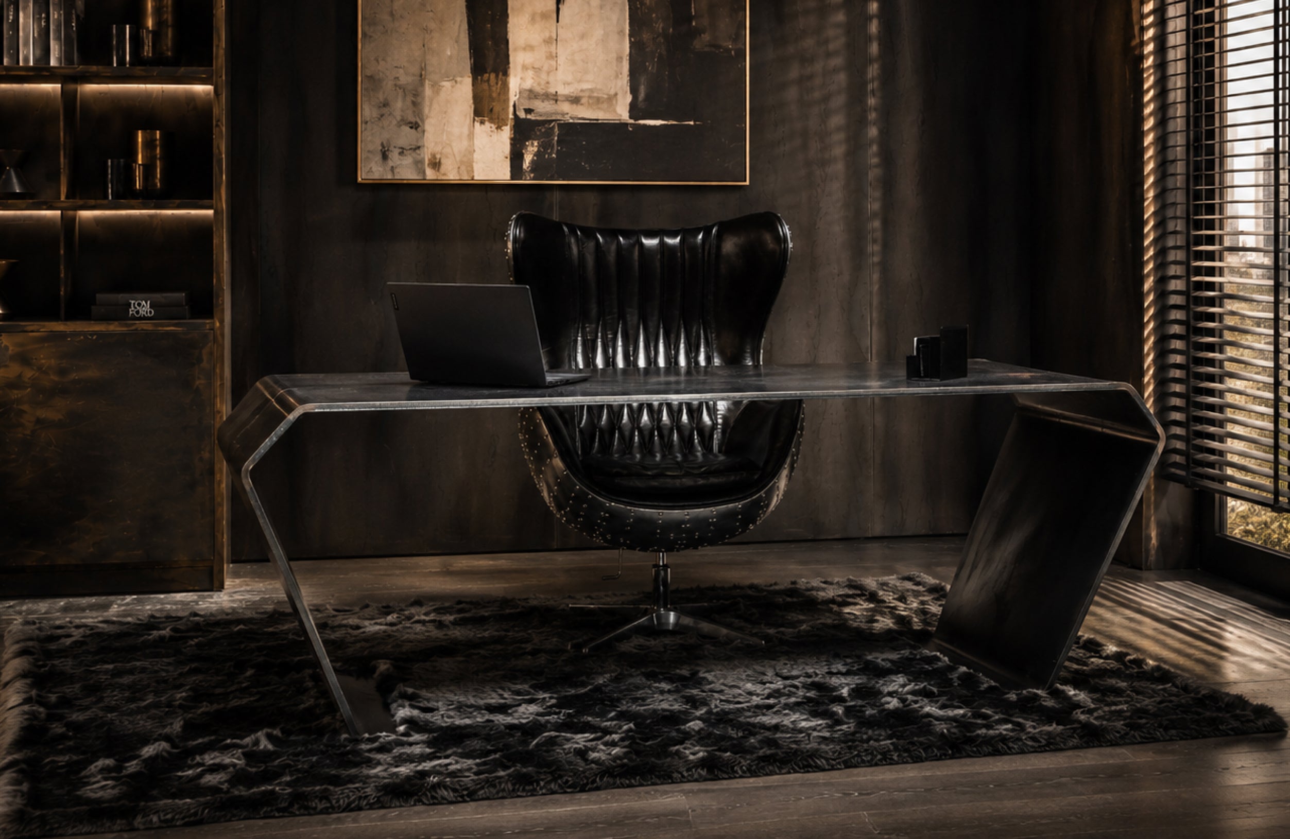 Exklusiver Design-Schreibtisch aus dunklem Stahl in einem realistischen, luxuriösen Büro mit markantem Industrial-Charakter