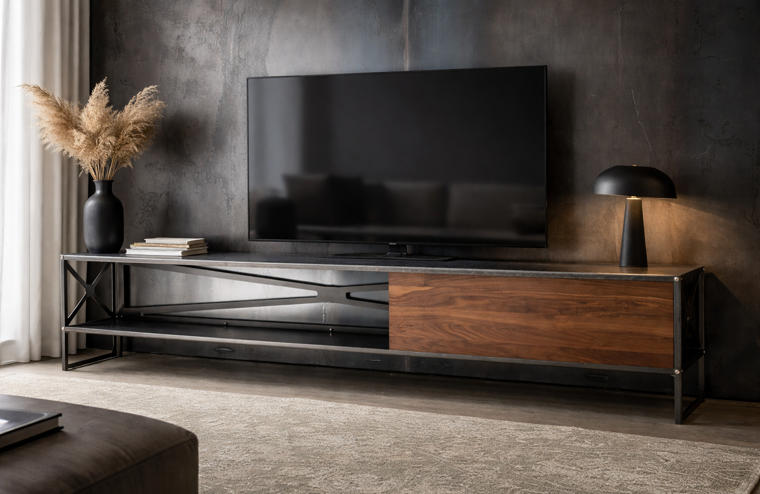 Steelikone Lowboard aus Stahl und Nussbaum mit Fernseher in modernem dunklem Wohnzimmer