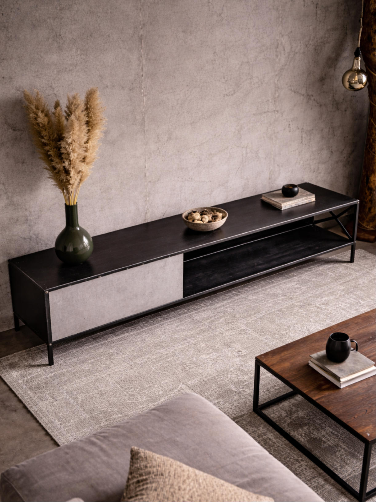 Steelikone Sideboard aus Stahl und Nussbaum in moderner Wohnzimmeratmosphäre aus erhöhter Perspektive