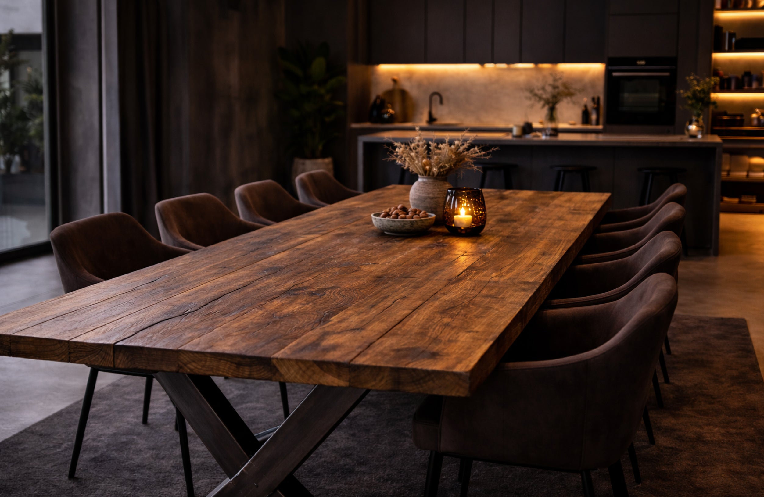 Möbelloft Tisch aus schwarzer Eiche mit Stahlgestell – frontale, zentrierte Ansicht mit Sitzbank im modernen Industrial Setting.