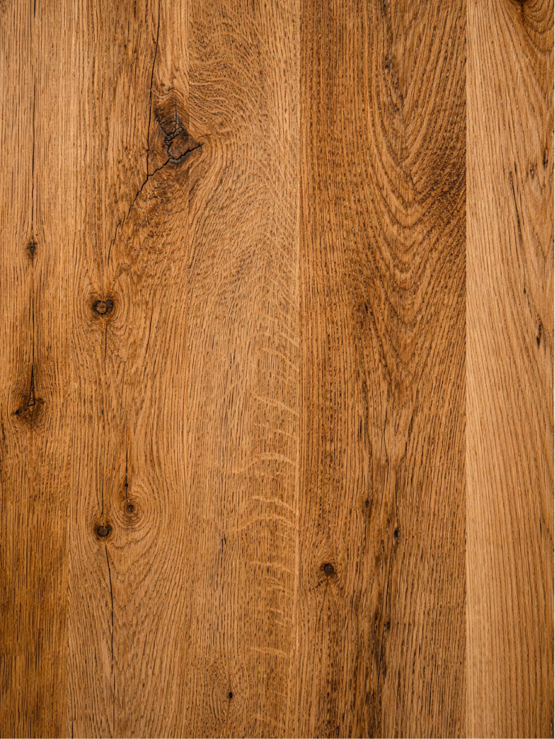 Detailaufnahme der Holzstruktur vom Waschtisch aus Alteiche mit markanter Maserung und natürlicher Oberfläche
