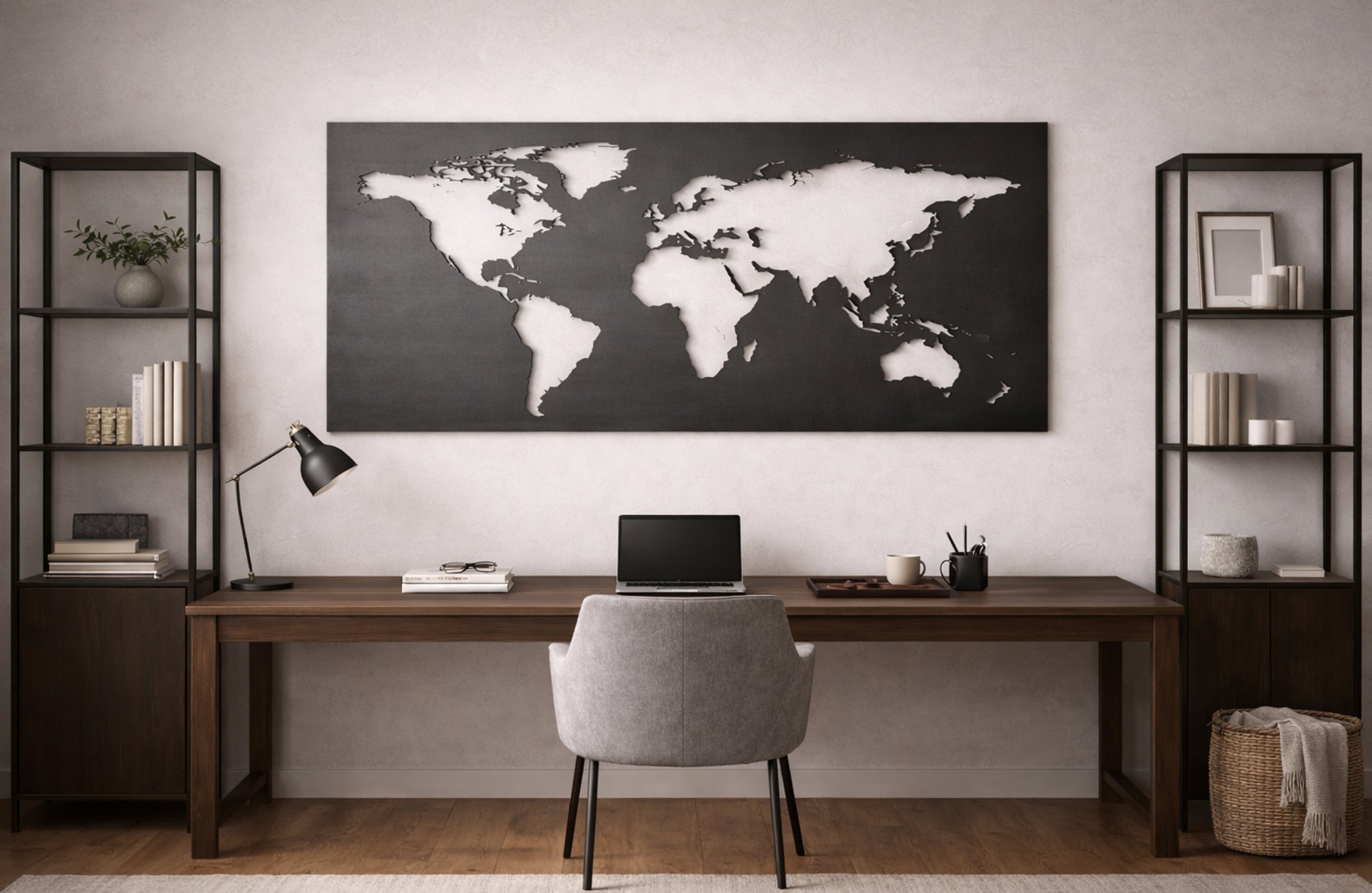 Möbelloft Weltkarte aus Stahl im Homeoffice über einem Schreibtisch inszeniert