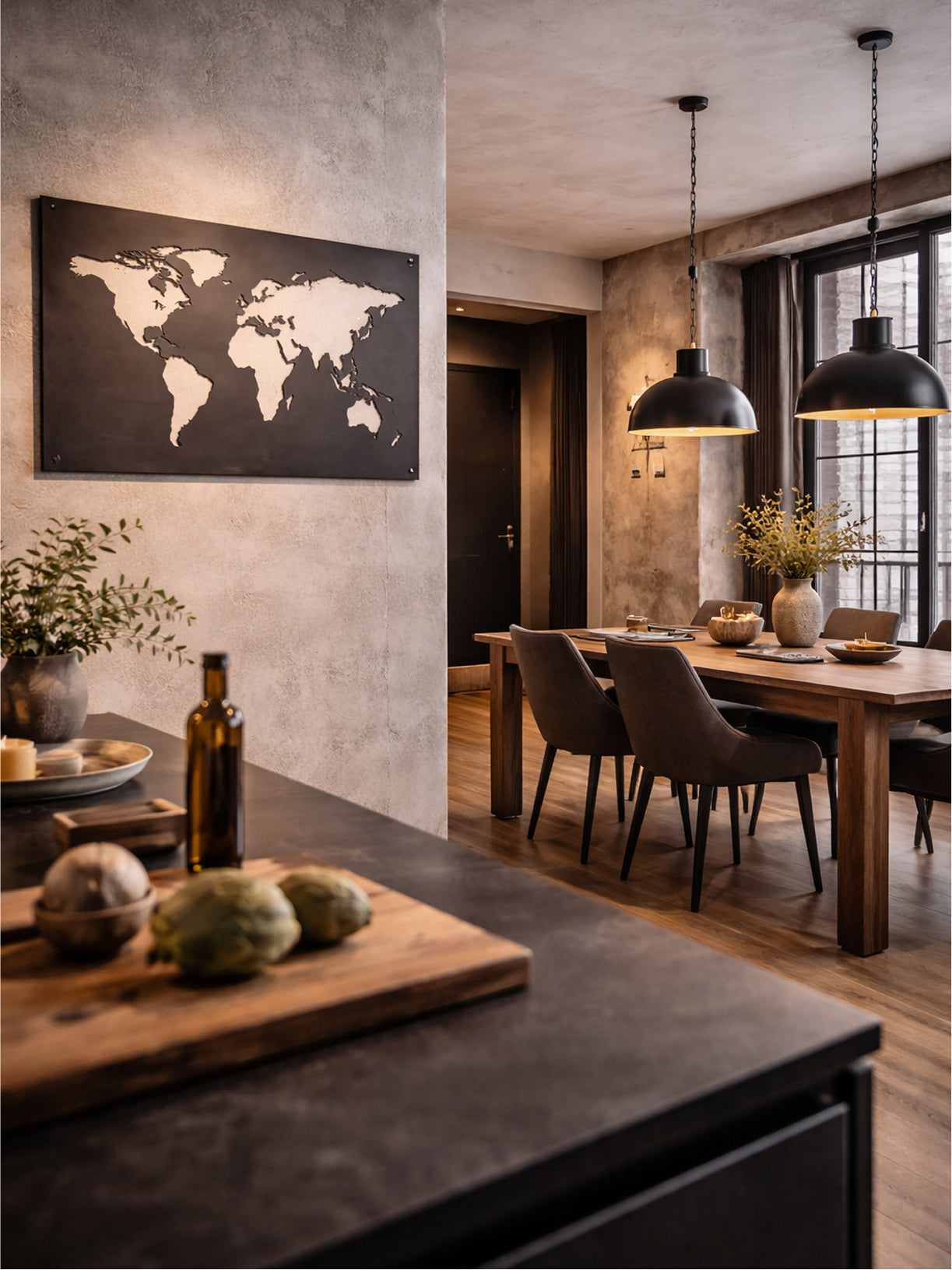 Möbelloft Weltkarte aus Stahl als Wanddekoration in einer modernen Küche