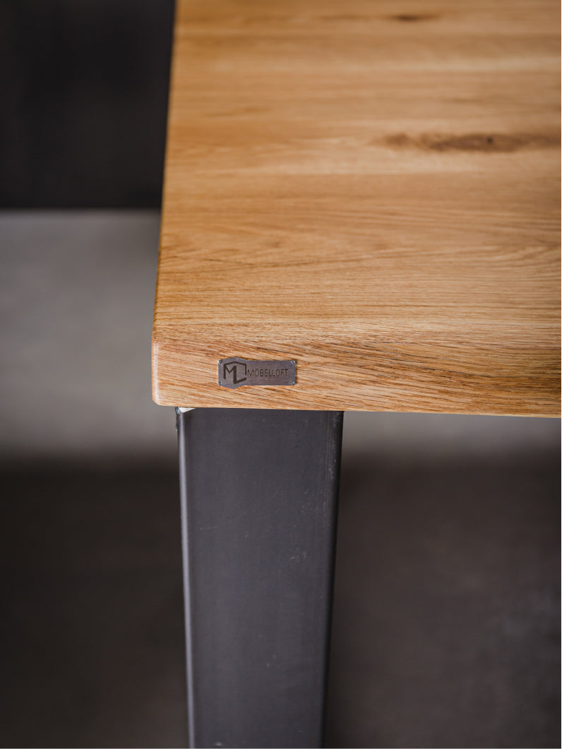 wildeiche esstisch moebelloft logo am plattendetail massive holzplatte mit gerader kante