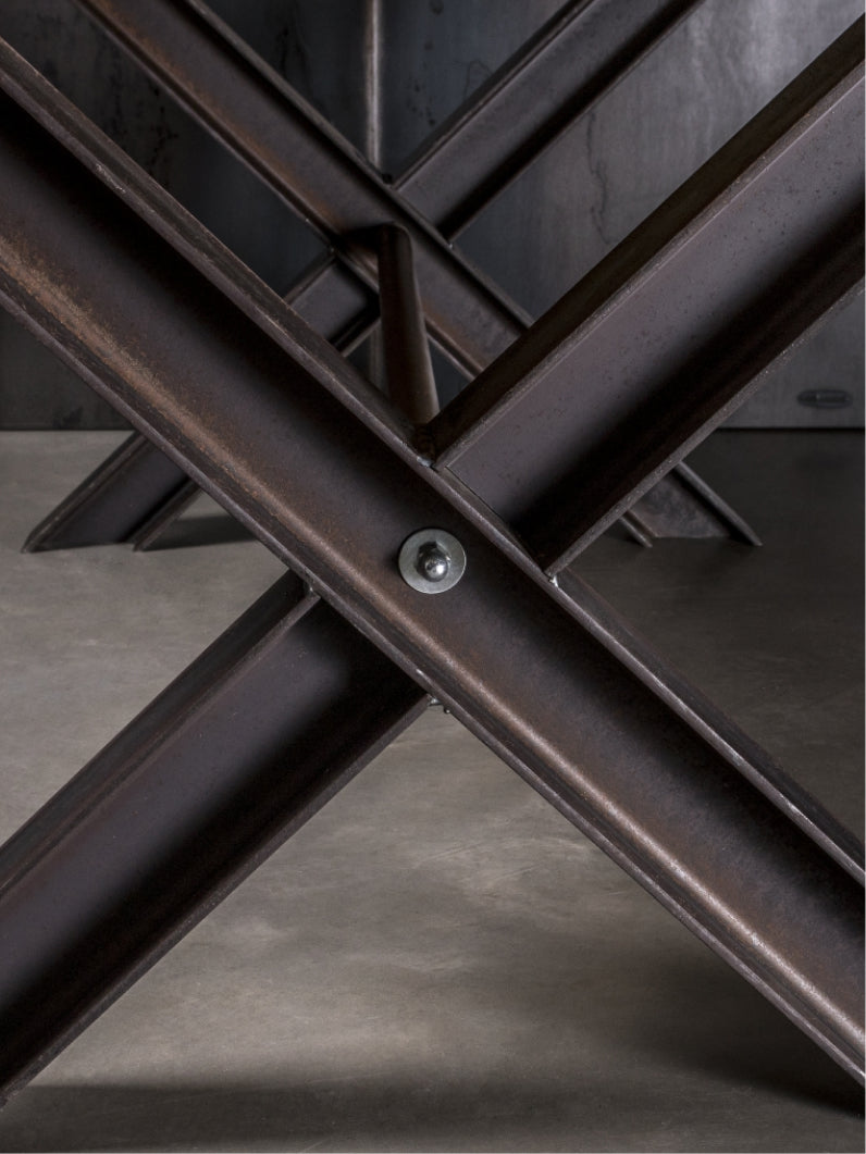 detail vom stahlgestell kreuzverbindung unter wildeiche esstisch robustes metallgestell
