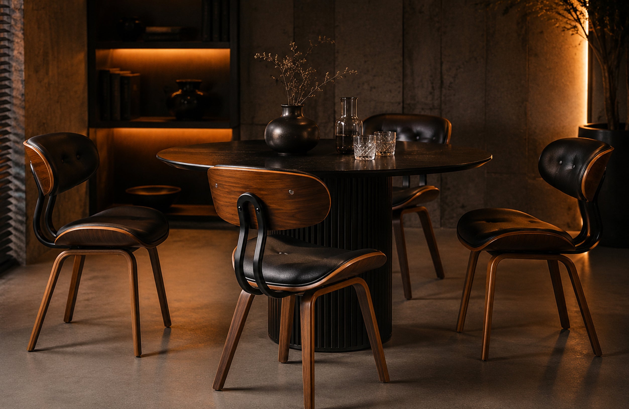 Design Stuhl Puma im realistischen Esszimmer-Stimmungsbild mit mehreren Stühlen, walnussfurniertem Gestell und schwarzer Polsterung in atmosphärischer Wohnszene
