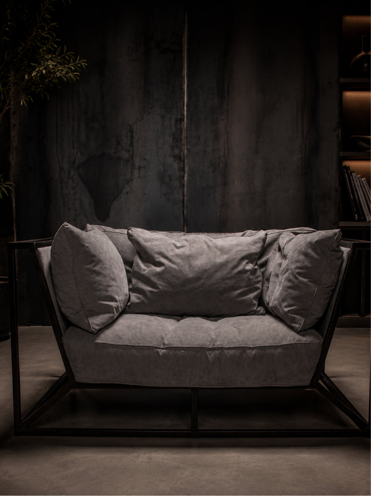 RIVER Design Sessel in Frontalansicht mit schwarzem Metallgestell, grauem Stoffbezug und großzügiger Polsterung